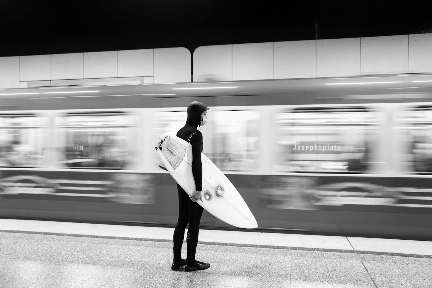 SURFMASK Kaupunkisurffaaja odottaa metroa